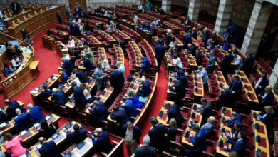 Αυλαία-στη-Βουλή-για-τη-συνταγματική-αναθεώρηση,-στο-επίκεντρο-τα-άρθρα-16-και-86