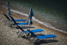 Συνελήφθη-72χρονος-για-παράνομες-ξαπλώστρες-και-ομπρέλες-σε-παραλία-στην-Ανάβυσσο