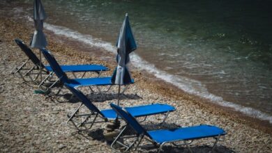Συνελήφθη-72χρονος-για-παράνομες-ξαπλώστρες-και-ομπρέλες-σε-παραλία-στην-Ανάβυσσο