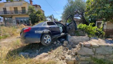 Πέντε-τραυματίες-σε-τροχαίο-στην-Αργολίδα,-αυτοκίνητο-«καρφώθηκε»-σε-μάντρα-σπιτιού