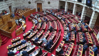 Στη-Βουλή-το-πολυνομοσχέδιο-με-επιδόματα,-72-δόσεις,-αυξήσεις-μισθών-και-«ξεκλείδωμα»-λογαριασμών