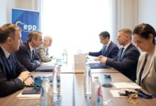 Συνάντηση-Μητσοτάκη-και-του-διαδόχου-του-Βίκτορ-Όρμπαν-στο-περιθώριο-της-Συνόδου-του-ΕΛΚ