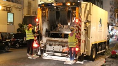 Τραυματίστηκε-εργαζόμενη-της-καθαριότητας-στον-Βόλο-όταν-αυτοκίνητο-έπεσε-σε-απορριμματοφόρο