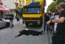 Ρασοφόρος-ξάπλωσε-μπροστά-σε-άρμα-του-pride-στη-Θεσσαλονίκη-φωνάζοντας-«Μετανοείτε»,-δείτε-βίντεο