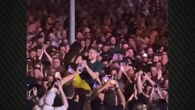 Ημισκούμπρια:-Πρόταση-γάμου-στη-συναυλία-τους-στην-Πλατεία-Νερού,-δείτε-βίντεο