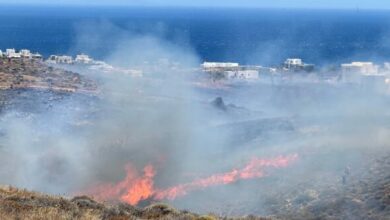 Προς-πλήρη-κατάσβεση-η-φωτιά-στη-Σύρο-–-«Δεν-κινδύνεψαν-σπίτια»,-λέει-ο-δήμαρχος