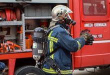 Υπό-έλεγχο-η-πυρκαγιά-που-ξέσπασε-σε-ρυμουλκό-στη-Σαλαμίνα,-έρευνα-για-τα-αίτια
