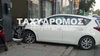Αυτοκίνητο-ανέβηκε-σε-πεζοδρόμιο-και-καρφώθηκε-σε-τζαμαρία-στον-Βόλο