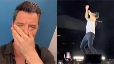 Σάκης-Ρουβάς:-Η-αντίδρασή-του-βλέποντας-τον-εαυτό-του-να-«χτυπιέται»-στη-σκηνή,-δείτε-βίντεο