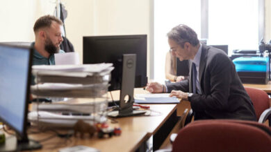 Στο-ΑΤ-Συντάγματος-για-έκδοση-νέας-ταυτότητας-ο-Μητσοτάκης,-δείτε-βίντεο-και-φωτογραφίες