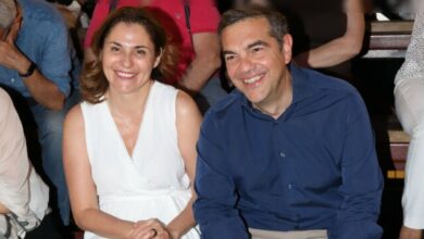 Ο-Αλέξης-Τσίπρας-και-η-Μπέτυ-Μπαζιάνα-πήγαν-σε-επιθεώρηση-που-τον-σατιρίζει