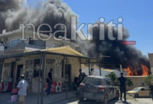 Φωτιά-σε-εργοστάσιο-στο-Ηράκλειο,-καίει-δίπλα-στα-σπίτια,-μαύρος-καπνός-έχει-«πνίξει»-την-περιοχή