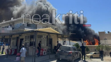 Φωτιά-σε-εργοστάσιο-στο-Ηράκλειο,-καίει-δίπλα-στα-σπίτια,-μαύρος-καπνός-έχει-«πνίξει»-την-περιοχή