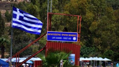 Καβάλα:-Κατέρρευσαν-ναυαγοσωστικοί-πύργοι-λόγω-κακοκαιρίας,-τραυματίστηκε-21χρονη-ναυαγοσώστρια