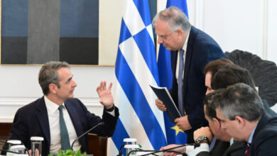 Το-μεσημέρι-οι-ανακοινώσεις-Θεοδωρικάκου-μετά-την-σύσκεψη-υπό-τον-Μητσοτάκη-για-την-ακρίβεια