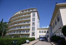 Στη-ΜΕΘ-του-ΚΑΤ-μεταφέρεται-η-ελληνοβρετανίδα-τουρίστρια,-που-τραυματίστηκε-στη-Λευκάδα