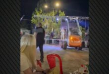 Γωγώ-Τσαμπά:-Της-έριξαν-λουλούδια-με-φορτωτή-σε-πανηγύρι-στα-Φάρσαλα,-δείτε-βίντεο
