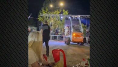 Γωγώ-Τσαμπά:-Της-έριξαν-λουλούδια-με-φορτωτή-σε-πανηγύρι-στα-Φάρσαλα,-δείτε-βίντεο
