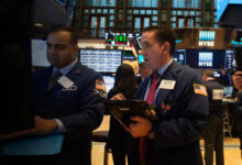 wall-street:-Ο-dow-λύγισε-στο-φινάλε,-ο-nasdaq-«φρέναρε»-από-τις-ρευστοποιήσεις-στους-ημιαγωγούς