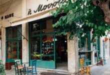 Το-ιστορικό-καφενείο-«Η-Μουριά»-στα-Εξάρχεια-δεν-κλείνει-τελικά