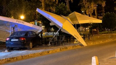 Αυτοκίνητο-ανέβηκε-στο-πεζοδρόμιο-και-έπεσε-σε-τραπεζοκαθίσματα-εστιατορίου-στο-Ναύπλιο