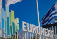 Χρηματιστήριο-Αθηνών:-Ισχυρές-πιέσεις-άνω-του-3%,-ο-Τραμπ-βάζει-«φωτιά»-στα-ταμπλό
