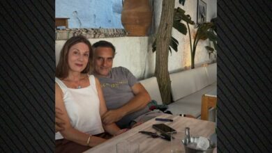 Αγκαλιά-στην-Τήνο-ο-Νίκος-Ψαρράς-και-η-Έλενα-Καρακούλη,-δείτε-φωτογραφίες-από-τις-διακοπές-τους