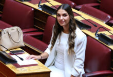 Ορκίστηκε-βουλευτής-του-ΣΥΡΙΖΑ-και-ανεξαρτητοποιήθηκε-αμέσως-η-Μυρτώ-Κοροβέση