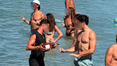 Βίντεο:-Αντιδράσεις-στα-social-media-για-τον-σερβιτόρο-«Ράμπο»-που-σερβίρει-κρασί-μέσα-στη-θάλασσα