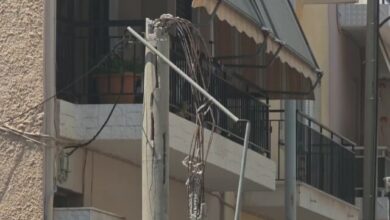 Φορτηγό-μετακόμισης-στο-Ίλιον-έπεσε-σε-κολώνα-και-την-«έκοψε»-στη-μέση