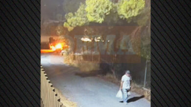 Καρέ-καρέ-η-στιγμή-που-ο-50χρονος-Αλβανός-βάζει-φωτιά-στην-Άνοιξη,-βίντεο-και-φωτογραφίες