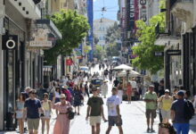 Κυριακή-με-ανοιχτά-καταστήματα:-Πολύ-αυξημένη-η-κίνηση-σε-Ερμού,-δείτε-βίντεο