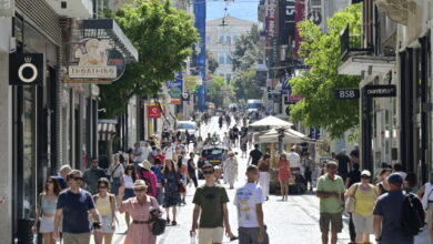 Κυριακή-με-ανοιχτά-καταστήματα:-Πολύ-αυξημένη-η-κίνηση-σε-Ερμού,-δείτε-βίντεο