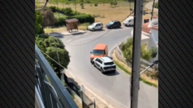 Βίντεο:-Αυτοκίνητο-κινούνταν-ανάποδα-στη-λεωφόρο-Αθηνών-–-Ωρωπού-και-συγκρούστηκε-με-φορτηγάκι