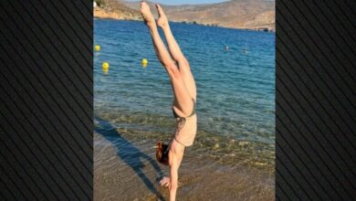 Η-Στεφανία-Γουλιώτη-έκανε-κατακόρυφο-στην-άμμο,-δείτε-φωτογραφίες