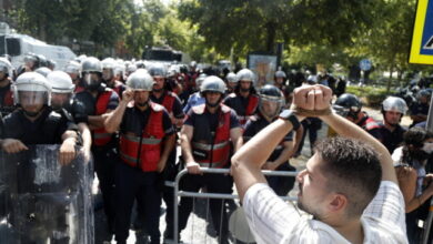 Νέα-διαδήλωση-κατά-του-πολυτελούς-θέρετρου-του-Κούσνερ-στην-Αλβανία:-Επεισόδια-έξω-από-τη-Βουλή