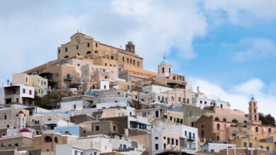 Μαχαίρωσαν-γυναίκα-στη-Σύρο,-ζευγάρι-έχει-προσαχθεί-στην-Αστυνομία