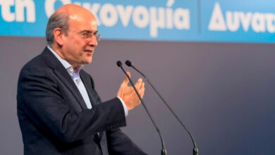 Χατζηδάκης:-Η-Δημοκρατία-κινδυνεύει-κι-από-εκείνους-που-την-ευτελίζουν