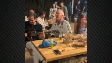 Ο-Στέλιος-Ρόκκος-τραγούδησε-σε-καντίνα-στη-Λήμνο,-δείτε-βίντεο