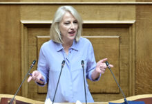 Ρένα-Δούρου:-Δεν-θα-παραστούμε-στη-δεξίωση-στο-προεδρικό,-τι-απάντησε-στον-Μητσοτάκη