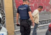 Ομόνοια:-Συνελήφθη-επ’-αυτοφώρω-διαρρήκτης-που-έσπασε-παράθυρο-αυτοκινήτου,-δείτε-βίντεο
