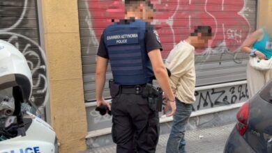 Ομόνοια:-Συνελήφθη-επ’-αυτοφώρω-διαρρήκτης-που-έσπασε-παράθυρο-αυτοκινήτου,-δείτε-βίντεο
