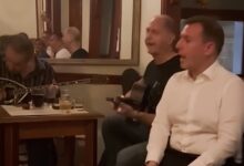 Ο-Παναγιώτης-Δουδωνής-τραγούδησε-σε-ταβέρνα-την-«Παράξενη-κοπέλα»,-δείτε-βίντεο