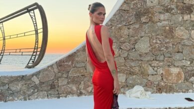 Η-εντυπωσιακή-εμφάνιση-της-Αμαλίας-Κωστοπούλου-σε-γάμο-με-κόκκινο-εξώπλατο-φόρεμα