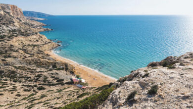 Η-Κόκκινη-Άμμος-στα-Μάταλα-φιγουράρει-ανάμεσα-στις-25-κορυφαίες-παραλίες-γυμνιστών-στον-κόσμο