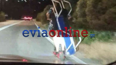Απίστευτη-εικόνα-από-την-Εύβοια:-Μεταφέρουν-με-πατίνι-ξαπλώστρα-θαλάσσης-μέσα-στη-νύχτα