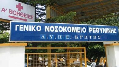 Στο-νοσοκομείο-Ρεθύμνου-οι-σοροί-των-δύο-νεκρών-πυροσβεστών,-σπαραγμός-από-συγγενείς-και-φίλους