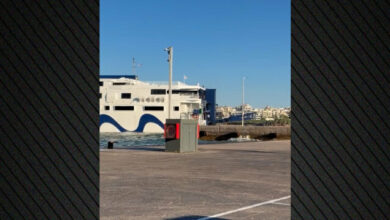 Βίντεο:-Η-προσπάθεια-του-«champion-jet-3»-να-δέσει-στη-Ραφήνα-ενώ-πνέουν-ισχυροί-άνεμοι