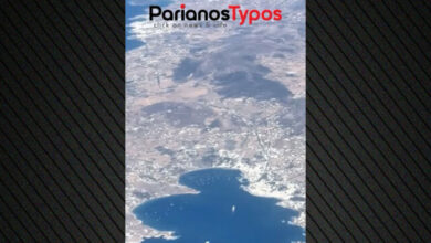 Πλάνα-από-αεροπλάνο-πάνω-από-την-Πάρο-δείχνουν-τις-καμένες-εκτάσεις,-δείτε-βίντεο
