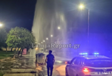 Βαν-γκρέμισε-πυροσβεστικό-κρουνό-στη-Λαμία-και-δημιούργησε…-συντριβάνι,-δείτε-βίντεο